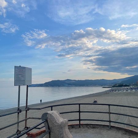 Hotel Due Passi Dal Mare Savona Exterior foto