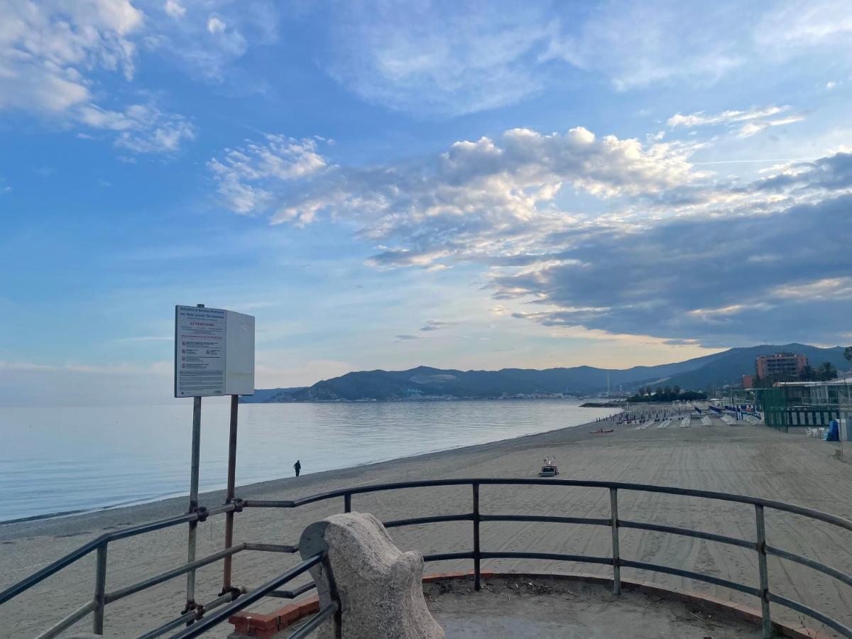 Hotel Due Passi Dal Mare Savona Exterior foto